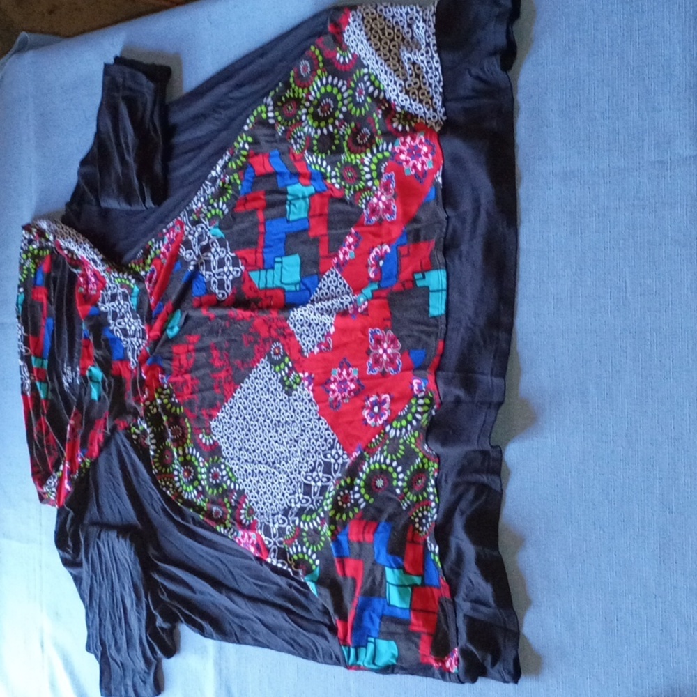 Soft Focus Geometric Pattern Top - Picture 6 of 13